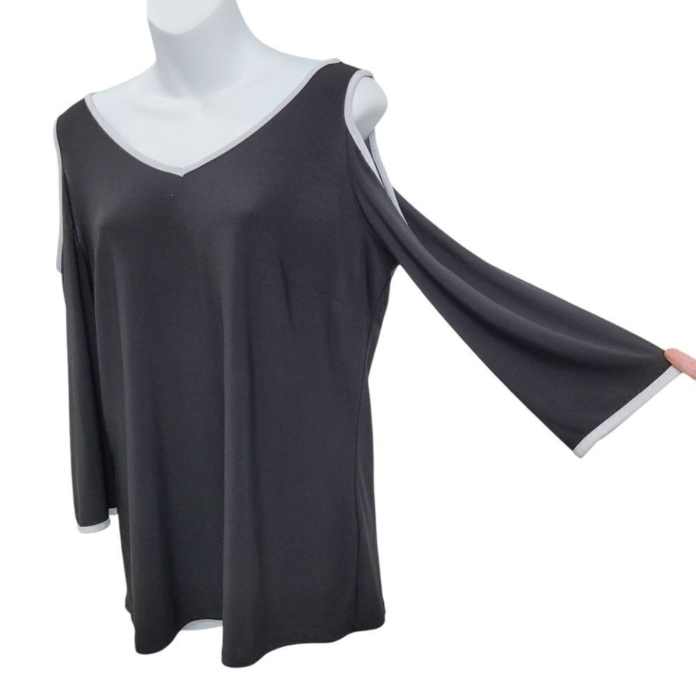 2/$20 Ricki's Black & White Top Blouse Size: M